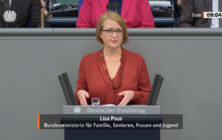 Lisa Paus steht am Rednerpult im Bundestag