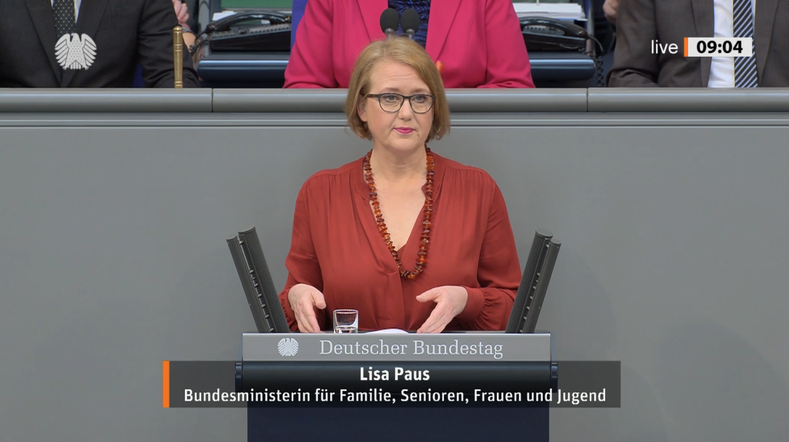 Lisa Paus steht am Rednerpult im Bundestag