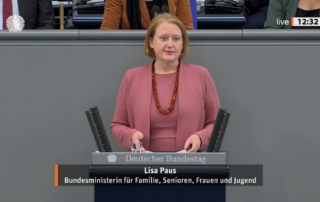Lisa Paus steht am Rednerpult im Bundestag.