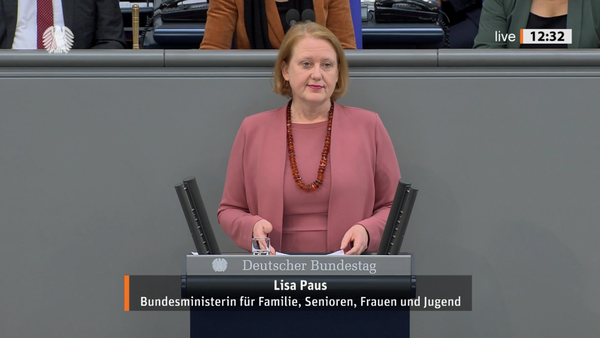 Lisa Paus steht am Rednerpult im Bundestag.