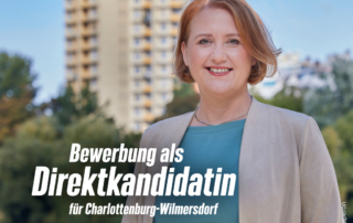 Lisa Paus schaut lächelnd in die Kamera. Auf einem Schriftzug steht: Bewerbung als Direktkandidatin für Charlottenburg-Wilmersdorf