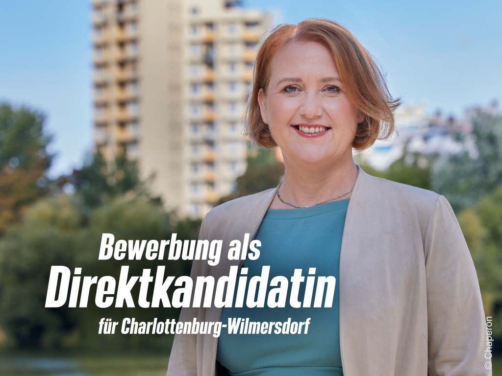 Lisa Paus schaut lächelnd in die Kamera. Auf einem Schriftzug steht: Bewerbung als Direktkandidatin für Charlottenburg-Wilmersdorf