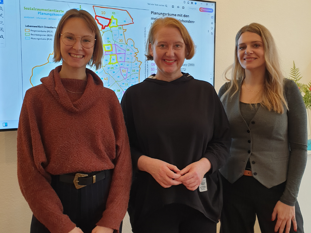 Gemeinsames Gruppenbild mit Lisa Paus und den Mitarbeitenden der Koordinierungs- und Anlaufstelle für Alleinerziehende in CW