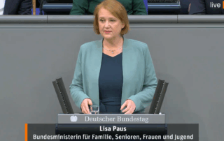 Lisa Paus steht vor dem Redepult des Bundestages und hält eine Rede.
