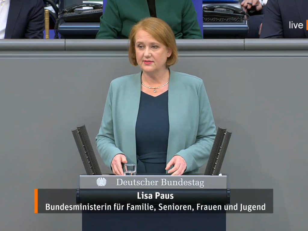 Lisa Paus steht vor dem Redepult des Bundestages und hält eine Rede.