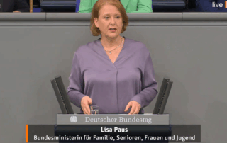 Lisa Paus steht vor dem Redepult des Bundestages und hält eine Rede.