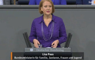 Lisa Paus steht vor dem Redepult des Bundestages und hält eine Rede.