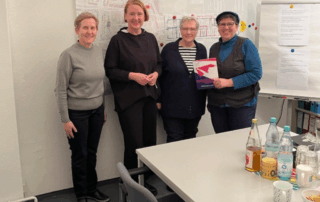 Gemeinsames Gruppenbild mit Lisa Paus und den Mitarbeitenden des Dachverbands Lesben und Alter e. V.