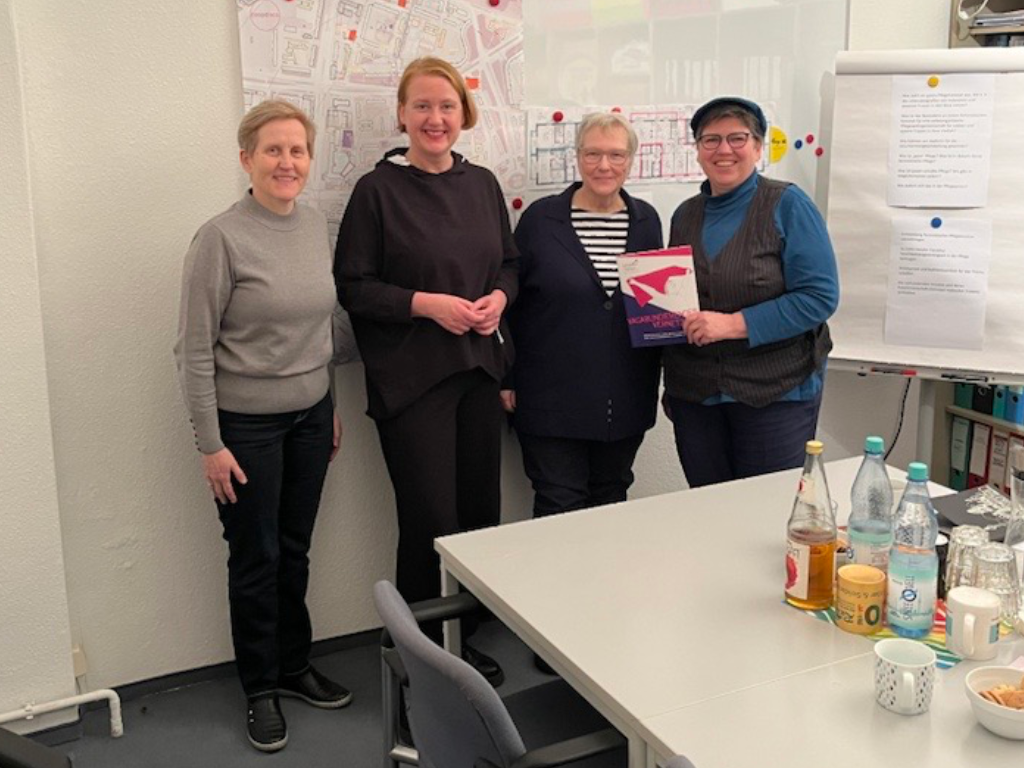 Gemeinsames Gruppenbild mit Lisa Paus und den Mitarbeitenden des Dachverbands Lesben und Alter e. V.