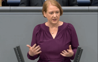 Lisa Paus steht vor dem Redepult des Bundestages und hält eine Rede.