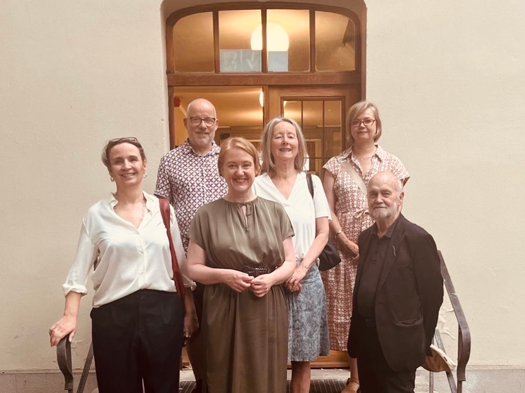 Gemeinsames Gruppenbild mit Lisa Paus sowie Grünen Akteur*innen aus CW und dem Schoeler Schlösschen.