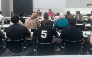 Im Fraktionssaal. Schüler*innen beim gemeinsamen Gespräch mit Lisa Paus.