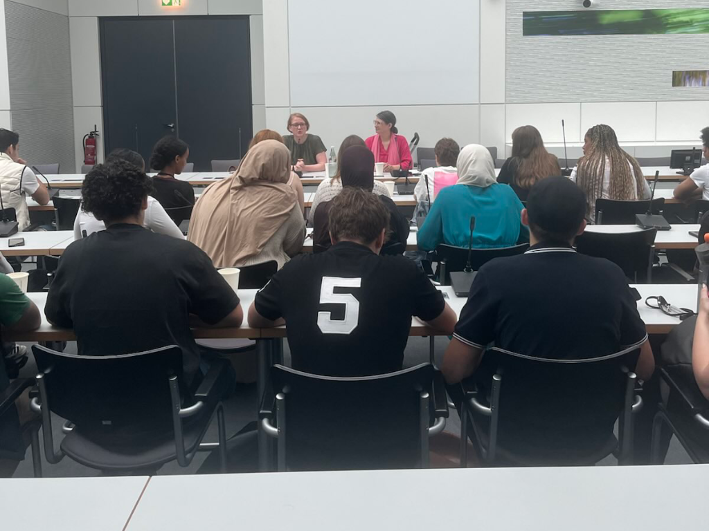Im Fraktionssaal. Schüler*innen beim gemeinsamen Gespräch mit Lisa Paus.