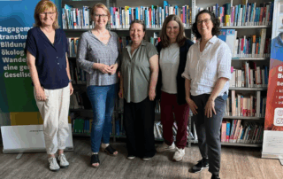 Gemeinsames Gruppenbild mit Lisa Paus und Mitarbeiter*innen von Life e.V.