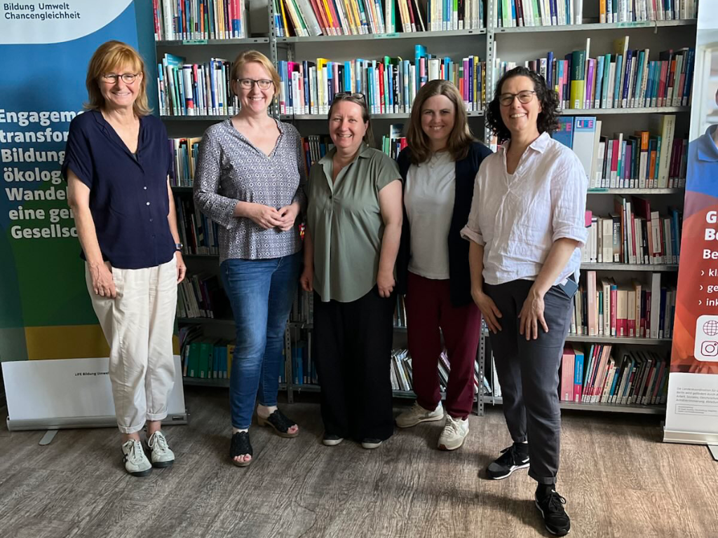 Gemeinsames Gruppenbild mit Lisa Paus und Mitarbeiter*innen von Life e.V.