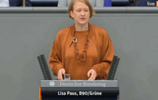 Lisa Paus steht vor dem Redepult des Bundestages und hält eine Rede.
