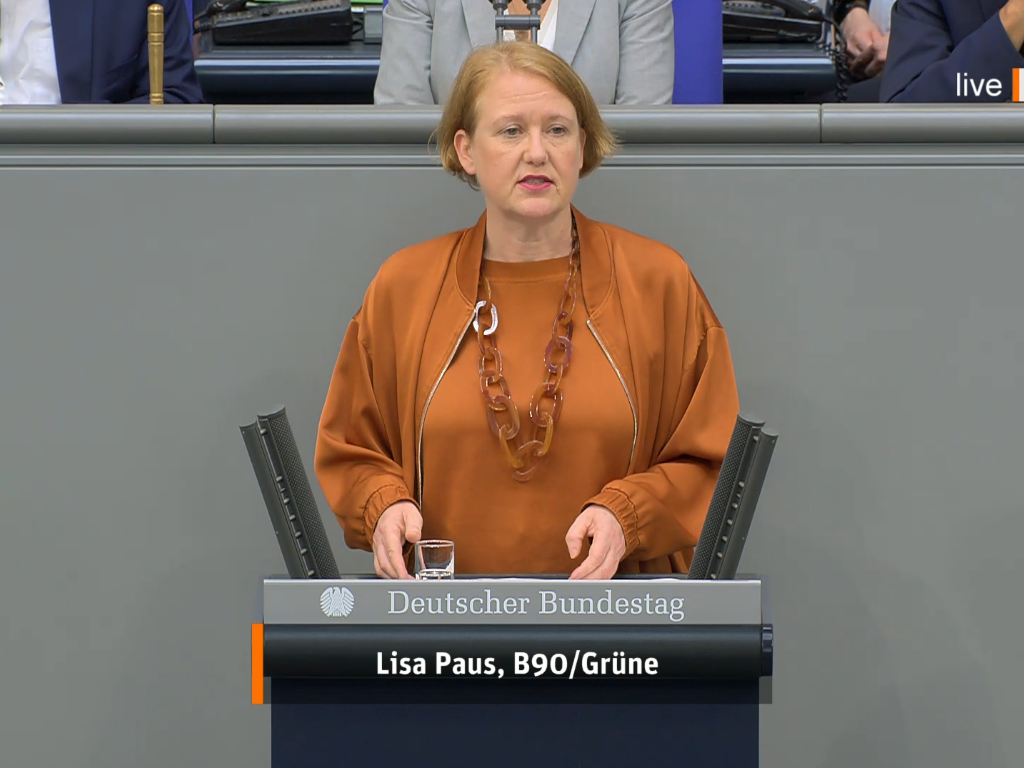 Lisa Paus steht vor dem Redepult des Bundestages und hält eine Rede.