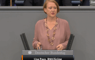 Lisa Paus steht vor dem Redepult des Bundestages und hält eine Rede.