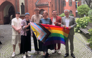 Gruppenfoto vor der Friedenskirche