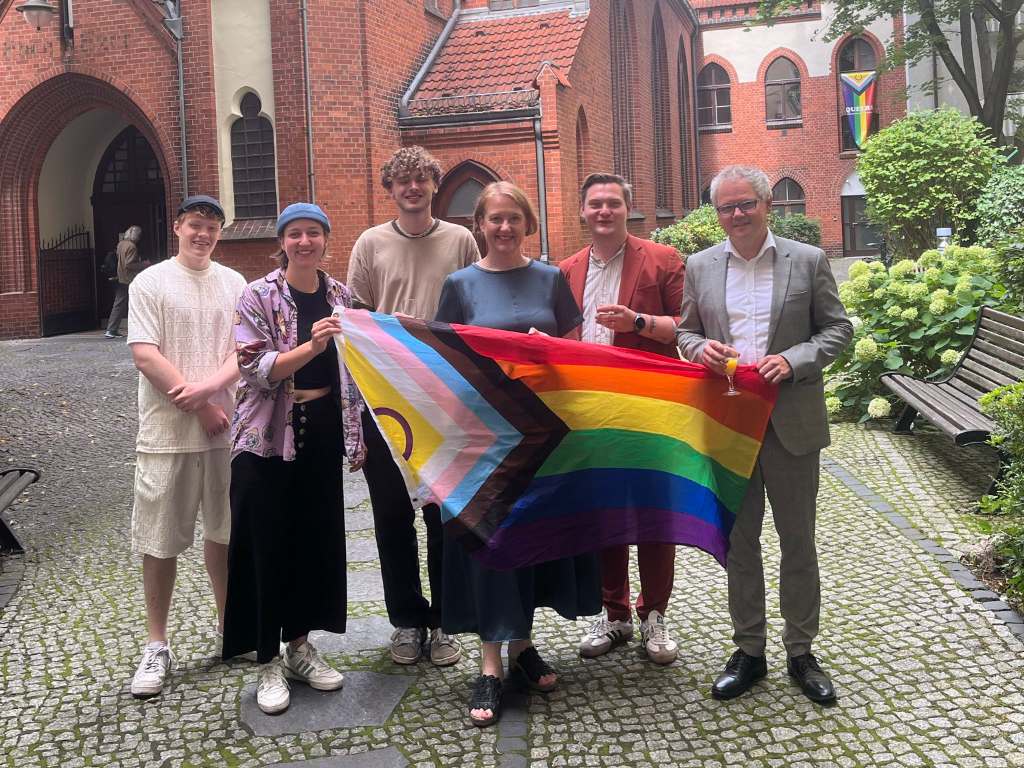 Gruppenfoto vor der Friedenskirche