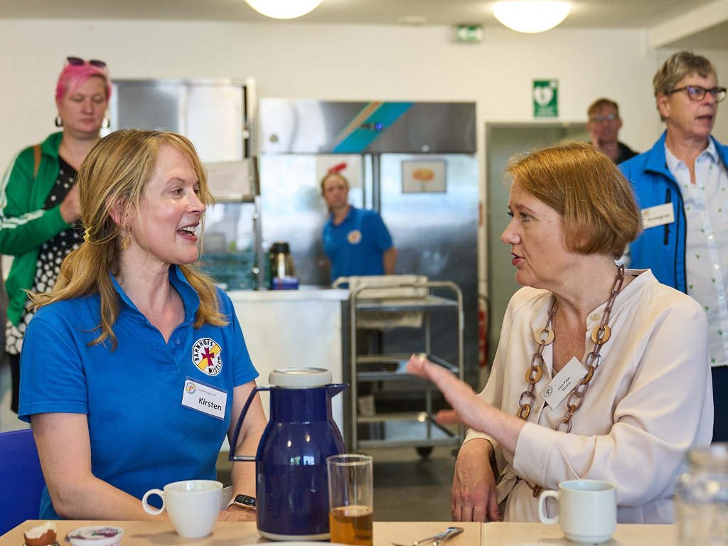 Lisa Paus im Gespräch mit Akteur*innen der Bahnhofsmission Bahnhof Zoo
