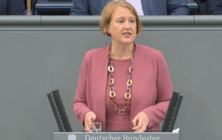 Lisa Paus steht vor dem Redepult des Bundestages und hält eine Rede.