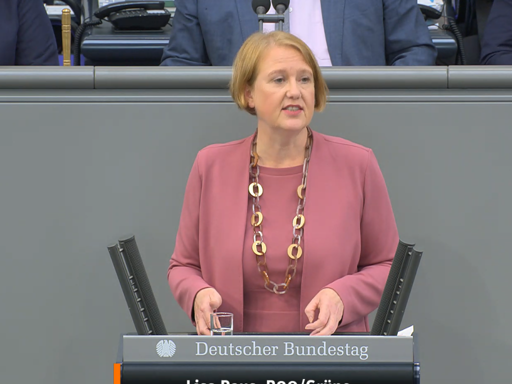 Lisa Paus steht vor dem Redepult des Bundestages und hält eine Rede.