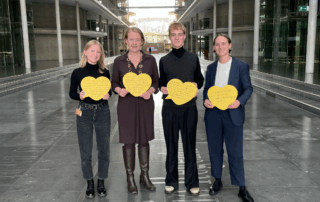 Gemeinsames Gruppenbild mit Lisa Paus uns den Alumni von kulturweit