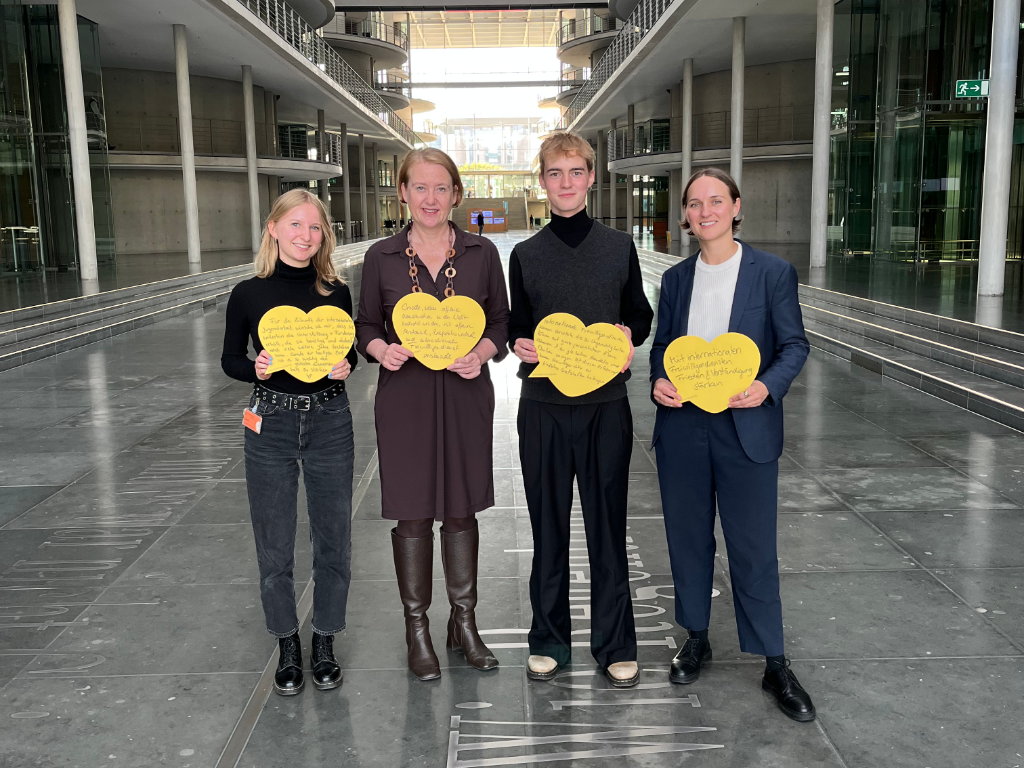 Gemeinsames Gruppenbild mit Lisa Paus uns den Alumni von kulturweit