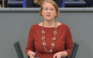 Lisa Paus steht vor dem Redepult des Bundestages und hält eine Rede.