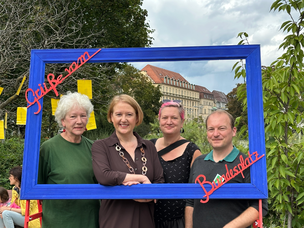 Der Bundesplatz: Mehr als nur Verkehrsknotenpunkt - Lisa Paus Gemeinsames Gruppenbild mit Lisa Paus und Engagierten der Initiative Bundesplatz e.V.