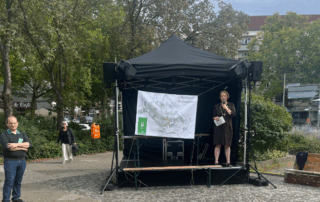 Lisa Paus hält ein Grußwort anlässlich des 15-jährigen Jubiläumsfestes der Initiative Bundesplatz e.V.