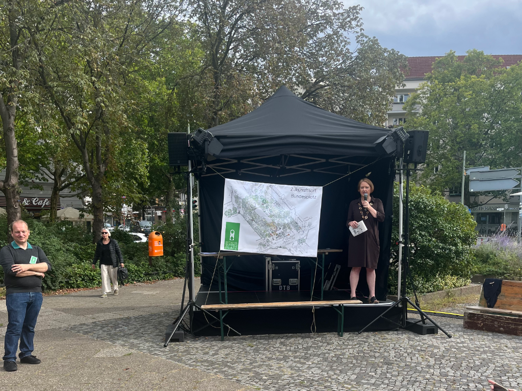 Lisa Paus hält ein Grußwort anlässlich des 15-jährigen Jubiläumsfestes der Initiative Bundesplatz e.V.