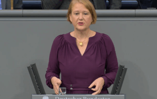 Lisa Paus steht vor dem Redepult des Bundestages und hält eine Rede.