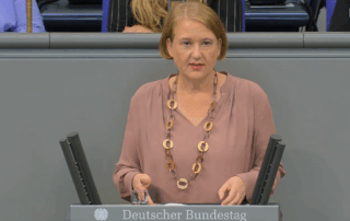 Lisa Paus steht vor dem Redepult des Bundestages und hält eine Rede.