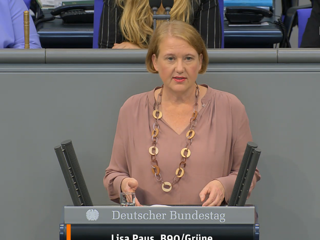 Lisa Paus steht vor dem Redepult des Bundestages und hält eine Rede.