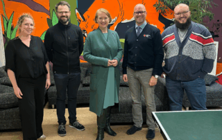 Gemeinsames Gruppenbild mit Lisa Paus, Isabel Blecher und den Akteur*innen des Jugendclubs