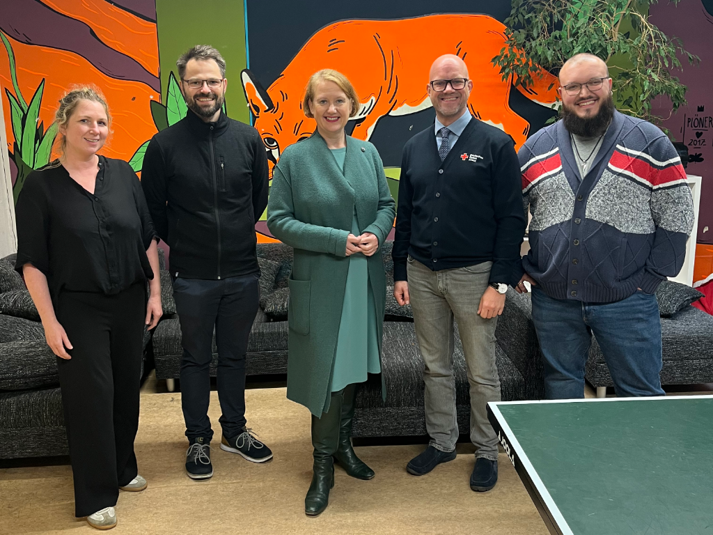 Zu Besuch in der Kinder- und Jugendfreizeiteinrichtung Plöner Straße - Lisa Paus Gemeinsames Gruppenbild mit Lisa Paus, Isabel Blecher und den Akteur*innen des Jugendclubs