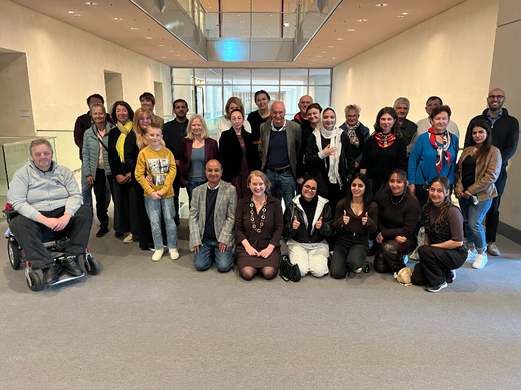 Besuch aus dem Wahlkreis - Lisa Paus Gemeinsames Gruppenbild mit Lisa Paus und der Besuchsgruppe