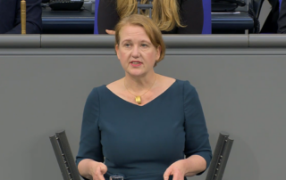 Lisa Paus steht vor dem Redepult des Bundestages und hält eine Rede.
