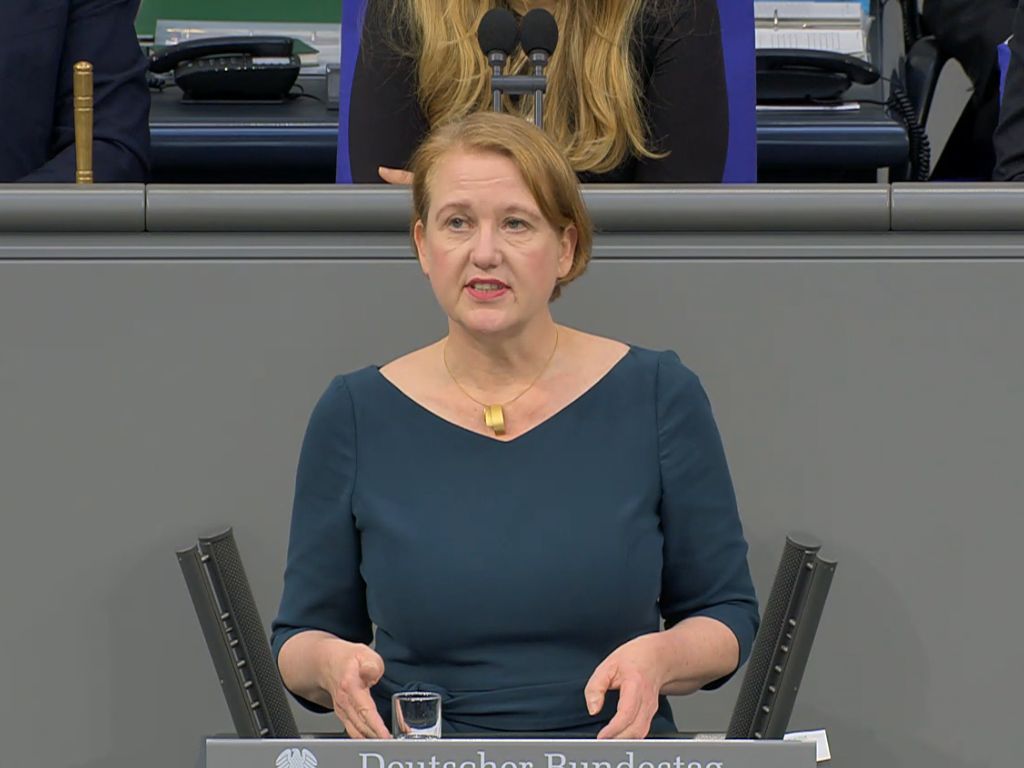 Rede Wohnungspolitik: Eine soziale Krise mit Ansage - Lisa Paus Lisa Paus steht vor dem Redepult des Bundestages und hält eine Rede.