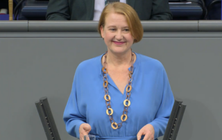 Lisa Paus steht vor dem Redepult des Bundestages und hält eine Rede.