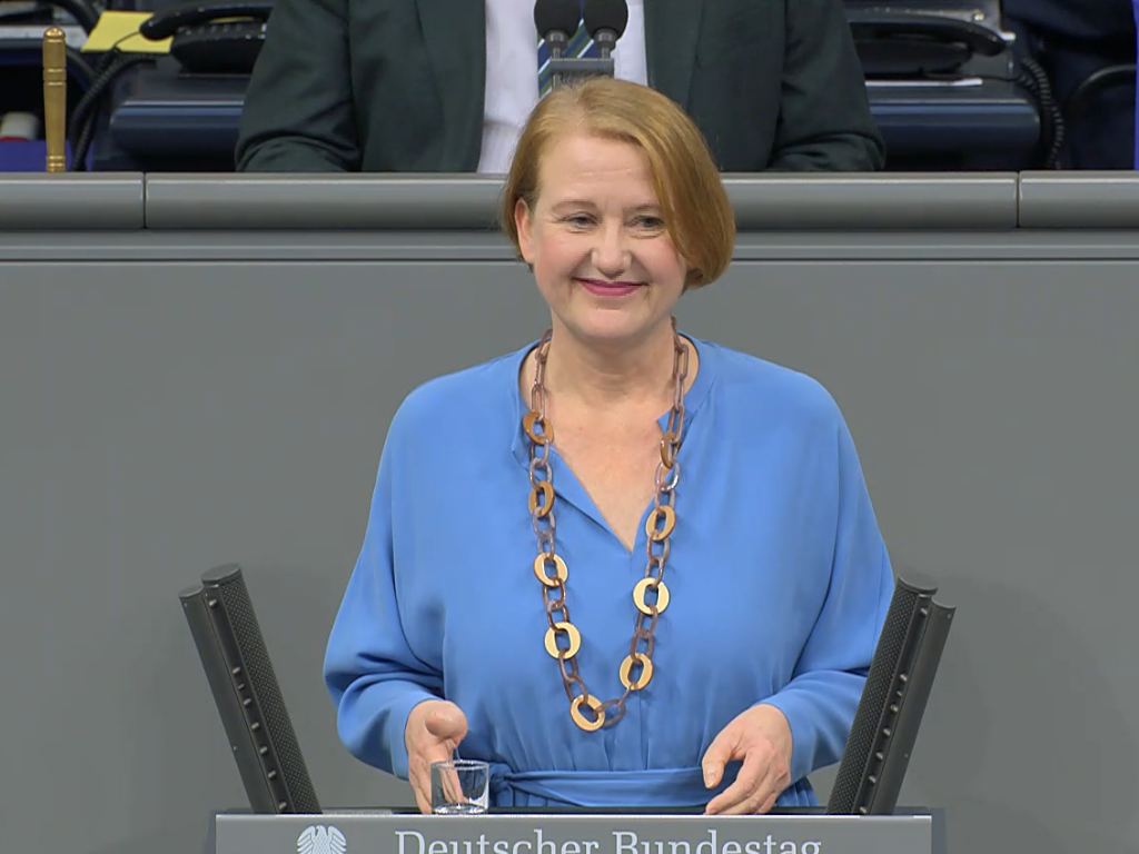 Rede Haushalt 2026: Gute Verfahren garantieren leider noch nicht ein gutes Ergebnis - Lisa Paus Lisa Paus steht vor dem Redepult des Bundestages und hält eine Rede.