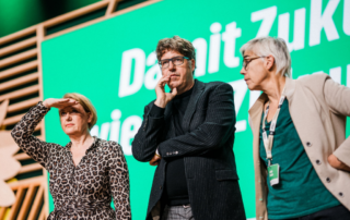 Lisa Paus, Michael Kellner und Jutta Paulus auf der Bühne