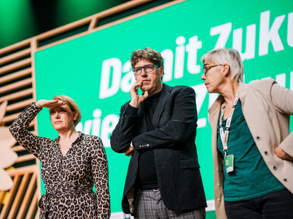 Lisa Paus, Michael Kellner und Jutta Paulus auf der Bühne