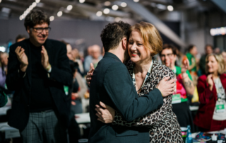 Felix Banaszak und Lisa Paus umarmen sich.