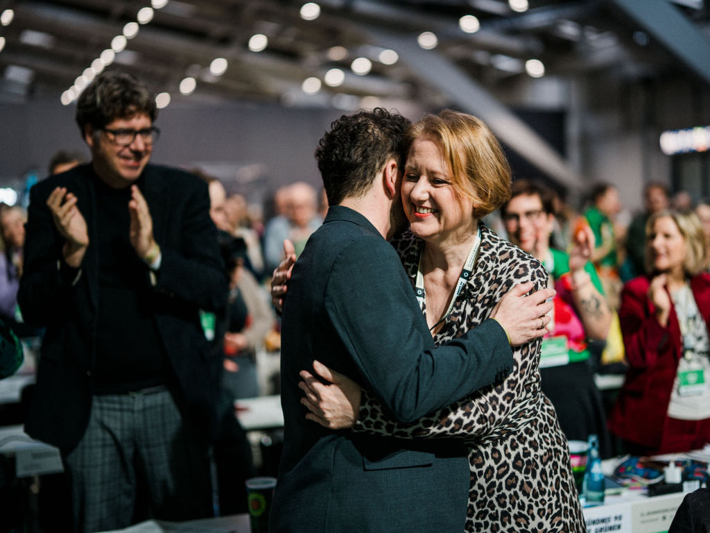 BDK 2025: „Partei der starken Frauen“ - Lisa Paus Felix Banaszak und Lisa Paus umarmen sich.