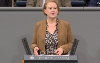 Lisa Paus steht vor dem Redepult des Bundestages und hält eine Rede.