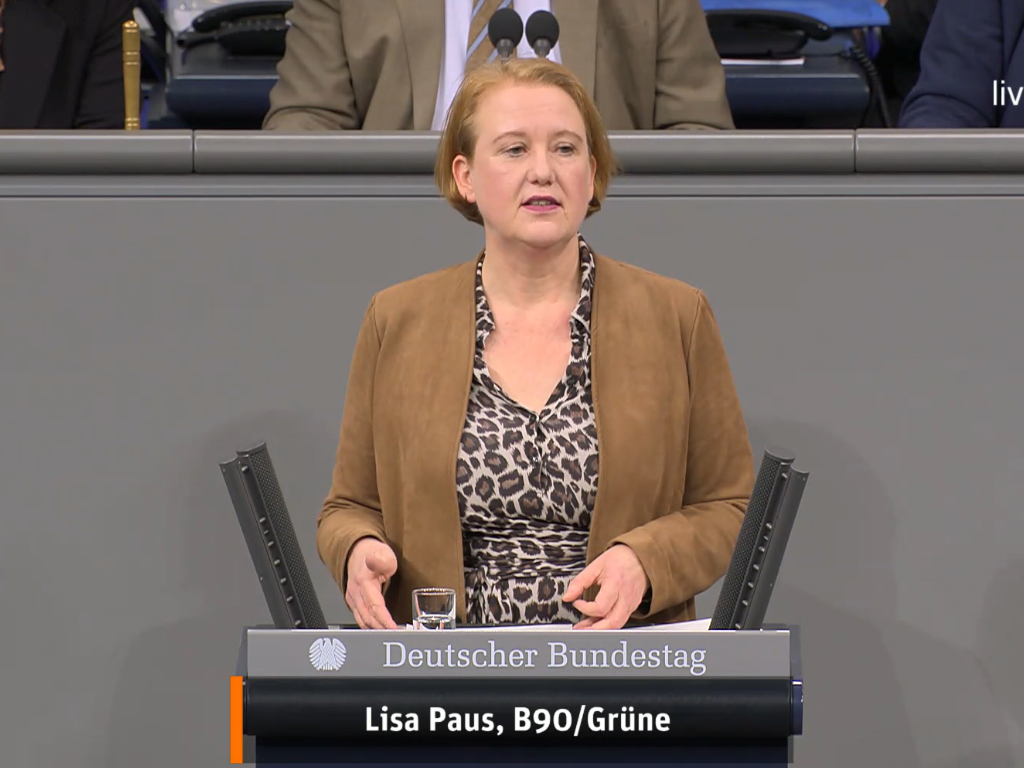 Lisa Paus steht vor dem Redepult des Bundestages und hält eine Rede.