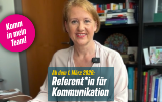 Lisa Paus sitzt am Schreibtisch. Auf der linken Seite ein Sticker mit der Aufschrift: Komm in in mein Team! In der Mitte des Bildes der Titel: Ab dem 1. März 2026: Referent*in für Kommunikation.